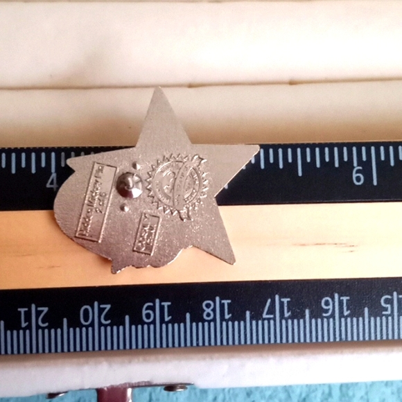 DISNEY HIDDEN MICKEY LILO AND STITCH SALUTING PIN - Picture 5 of 5